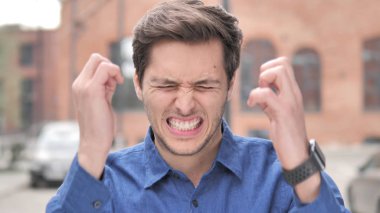 Genç adam üzgün kaybı ofiste çalışırken tarafından