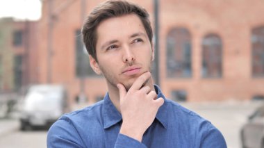 Pensive genç adam düşünme, yeni proje beyin fırtınası