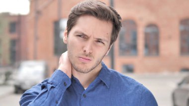 Boyun ağrısı ile yorgun genç adam