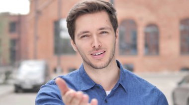 Genç adam ayakta açık tarafından öpücük uçan