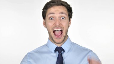 Heyecanlı Işadamı beyaz arka planda başarı tezahürat