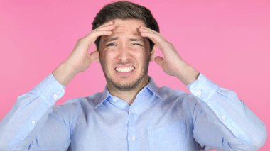 Genç adam pembe arka planda başarısızlık tarafından üzgün