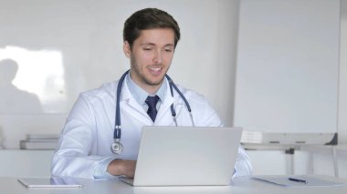 Hasta ile genç doktor online görüntülü sohbet