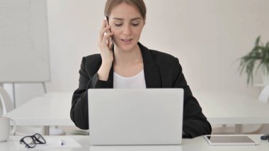 Genç işkadını iş smartphone kullanarak