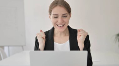 Genç Businesswoman dizüstü üzerinde başarı kutluyor yakın yukarı