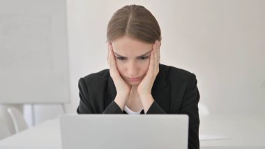 Yakın çekim Genç iş kadını kaybı tepki