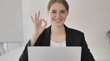 Memnun genç Businesswoman tarafından Tamam Işareti