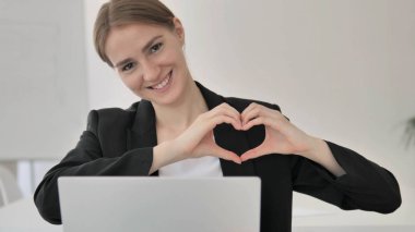 Duygusal yaşlı kadın tarafından el yapımı kalp