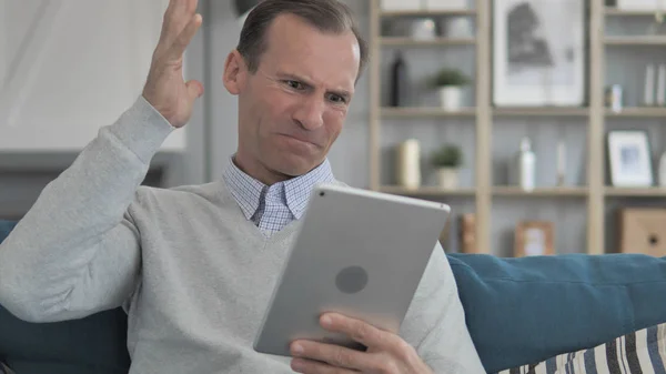 Wondering Middle Aged Man in Shock by Loss while Using Tablet — Stock Photo, Image