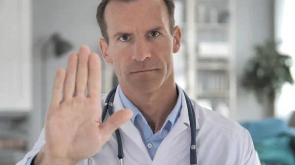 Stop Gesture por Doutor Sênior em Clínica — Fotografia de Stock