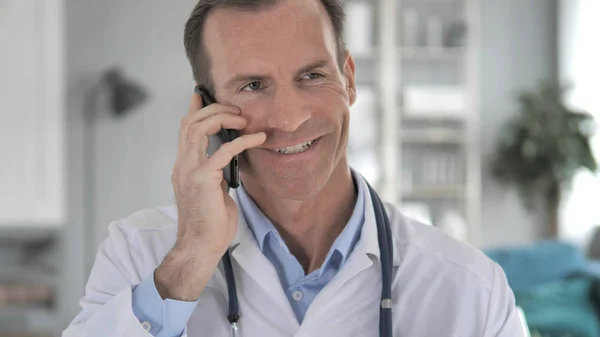 Oberarzt telefoniert mit Patient — Stockfoto