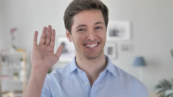 Hej, stilig ung man vinka hand att välkomna — Stockfoto