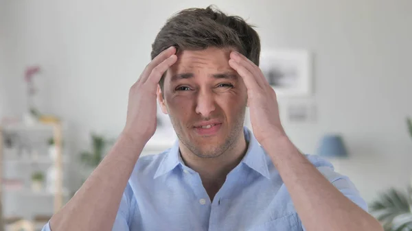 Stilig ung man upprörd av förlust när du arbetar i Office — Stockfoto