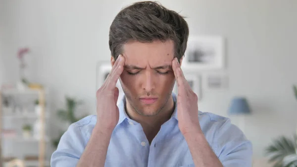 Dolor de cabeza, retrato de un joven guapo tenso en la oficina — Foto de Stock