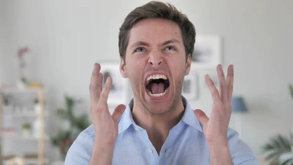 Schreeuwen, schreeuwen knappe jonge man in woede — Stockfoto