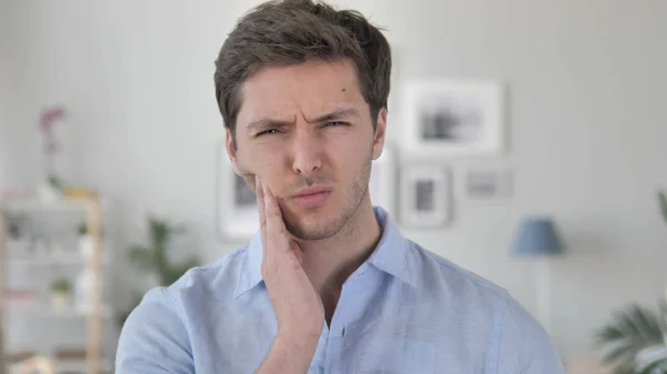Tandvärk, stilig ung man med tand smärta — Stockfoto