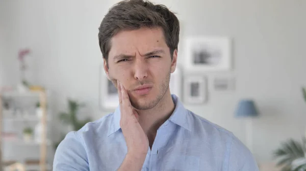 Dolor de muelas, Joven guapo con dolor de dientes — Foto de Stock