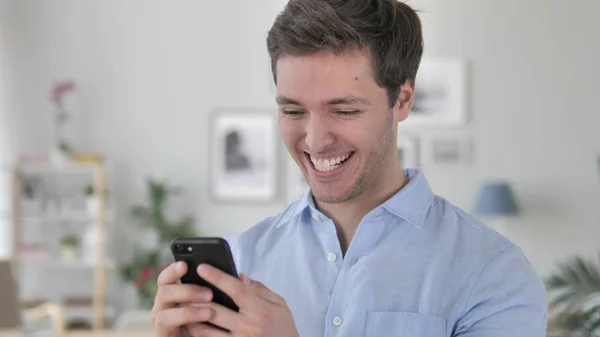 Emocionado Hombre Feliz Usando Smartphone, Charlando con Amigos — Foto de Stock
