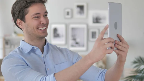 Yakışıklı genç adam tarafından tablet online görüntülü sohbet — Stok fotoğraf