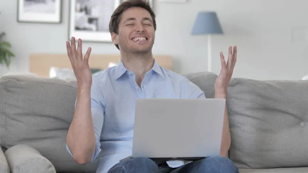 Joven guapo animando por los resultados del proyecto —  Fotos de Stock