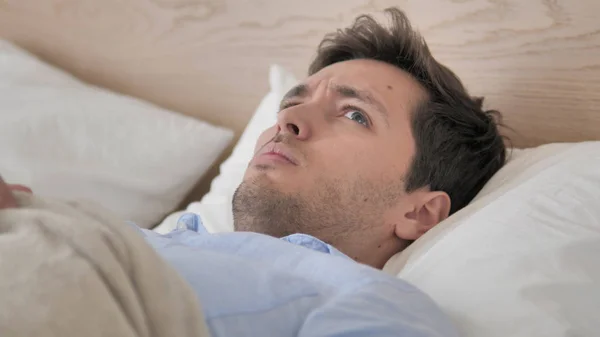 침대에서 잠에서 깨어난 불편한 남자 — 스톡 사진