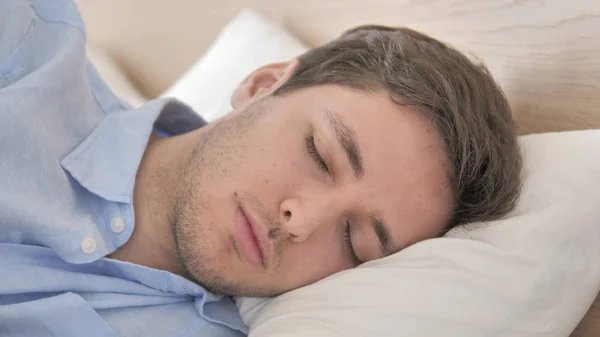 침대에서 잠 자고 있는 청년의 근접 사진 — 스톡 사진