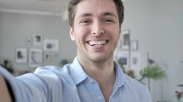 Akıllı telefonda selfie çeken yakışıklı genç adam kamera görünümü — Stok fotoğraf
