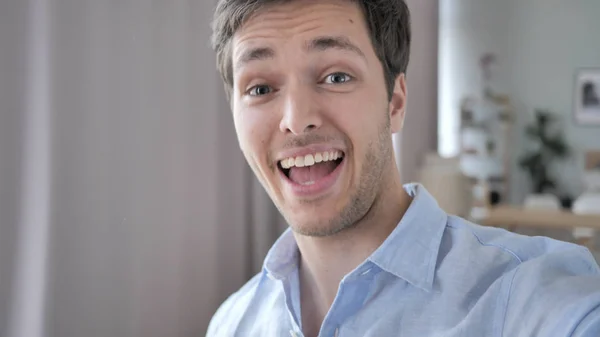 Widok z kamery uśmiechnięty człowiek biorąc selfie na smartfonie — Zdjęcie stockowe