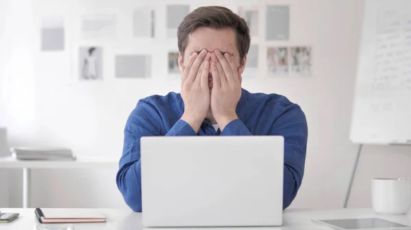 Jovem perturbado tentando relaxar após a perda no trabalho — Fotografia de Stock