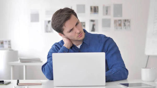 Casual vuxen man med nacksmärta på jobbet — Stockfoto