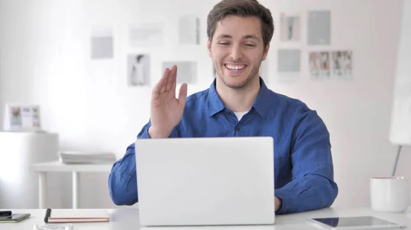 Video chat online da uomo adulto occasionale sul lavoro — Foto Stock