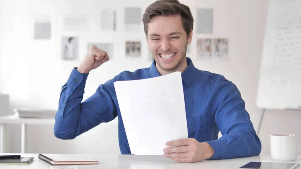 Uomo adulto casuale che celebra il contratto di successo — Foto Stock