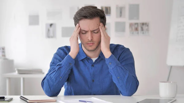 Huvudvärk, spänd casual vuxen man med huvud smärta i arbetet — Stockfoto