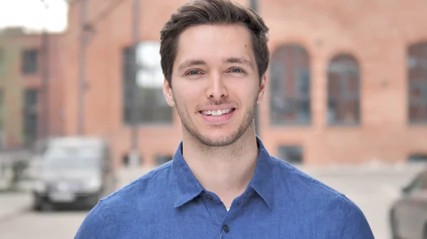 Kamera bakıyor gülümseyen genç adam açık portresi