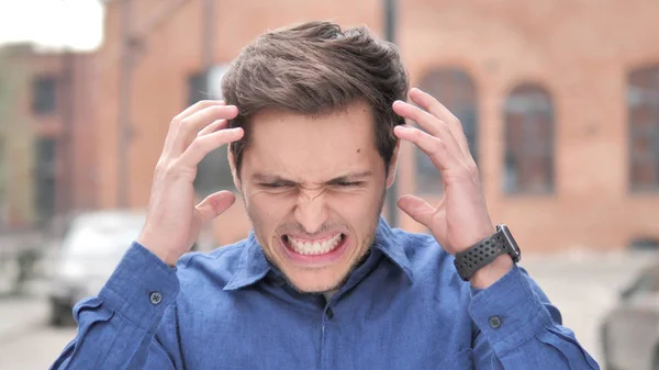 Ao ar livre, irritado jovem gritando em frustração — Fotografia de Stock