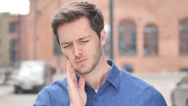 Mal de dents, jeune homme infecté par des dents — Photo