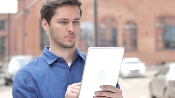 Retrato al aire libre de un hombre joven usando tableta — Foto de Stock