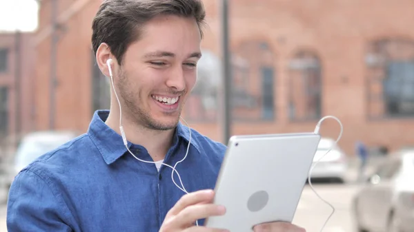 Happy Young Man Listening Music on Tablet — Stock Photo, Image