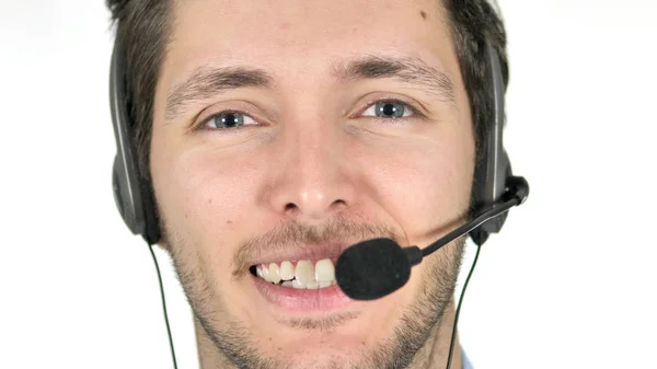 Face Close up of Smiling Call Center Agent em fundo branco — Fotografia de Stock