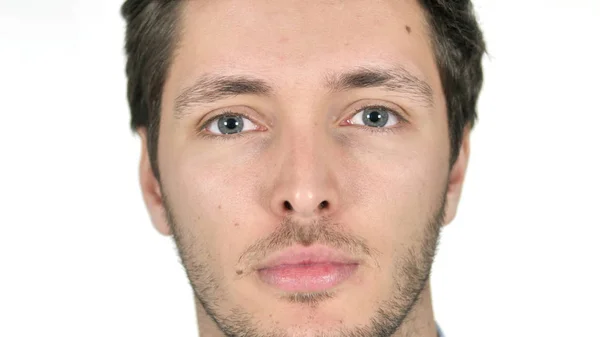 Närbild av allvarlig ung man ansikte, vit bakgrund — Stockfoto