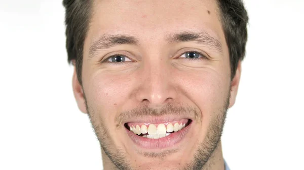 Primo piano di sorridente giovane uomo viso, sfondo bianco — Foto Stock