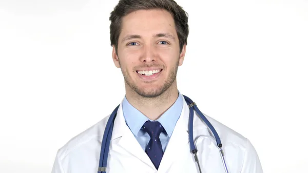 Portrét usmívající se lékař při pohledu na fotoaparát — Stock fotografie