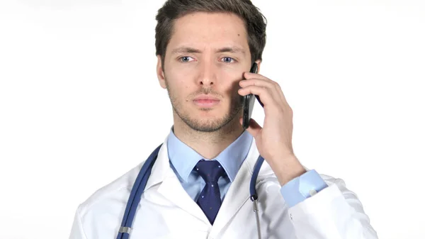 Médico jovem falando em Smartphone, fundo branco — Fotografia de Stock