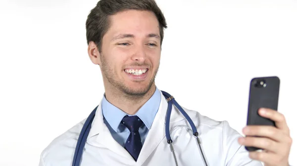Онлайн відео чат на смартфоні доктора, білий фон — стокове фото