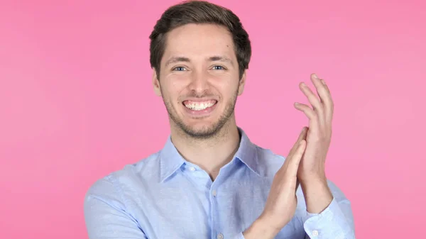 Aplaudiendo, Joven aplaudiendo sobre fondo rosa — Foto de Stock