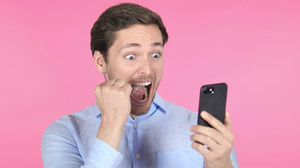 Wow, Surprised Young Man Using Smartphone on Pink Background — Stock Photo, Image