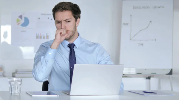 Doente jovem empresário tosse no trabalho — Fotografia de Stock