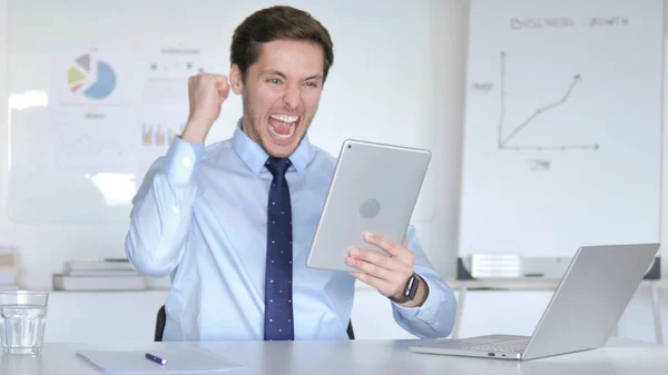 Молодий бізнесмен задоволений результатами на планшеті — стокове фото