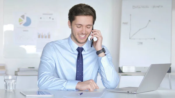 Negociando Jovem Empresário Falando por telefone — Fotografia de Stock