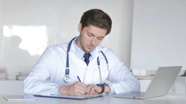 Orvos írása vényköteles betegek, orvosi dokumentumok — Stock Fotó
